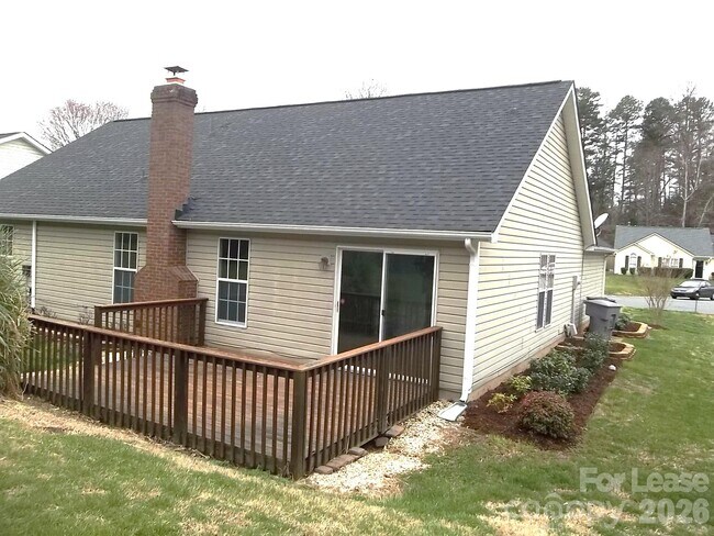 Building Photo - 115 W Bank Dr