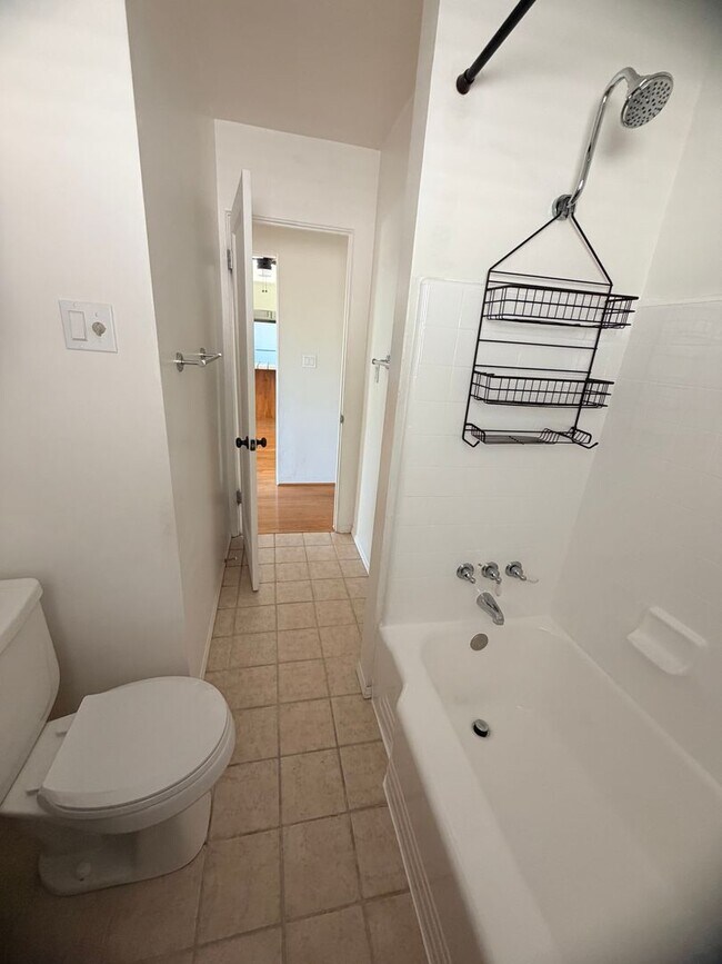 Building Photo - Lovely 2 bedroom with attached Garage