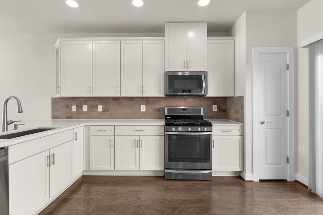 Building Photo - 3 Bed 4.5 Bath - Downtown Crown Townhouse ...