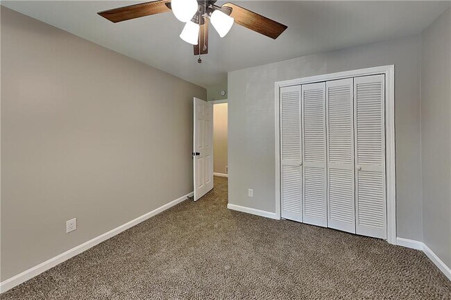 Building Photo - 1100 Lake Dr