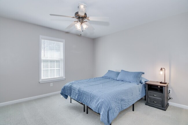 Building Photo - 2044 Lillian Dr