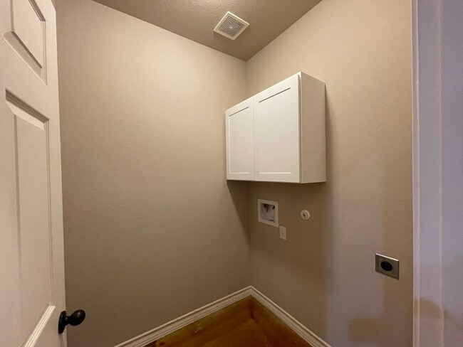Building Photo - Town home for rent