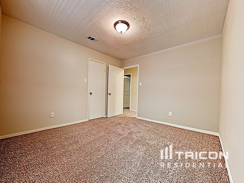 Building Photo - 824 Oakridge Dr