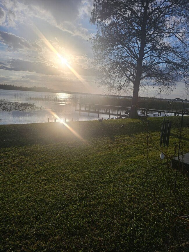 Building Photo - 2 bed 2.5 bath Lake Front Townhouse