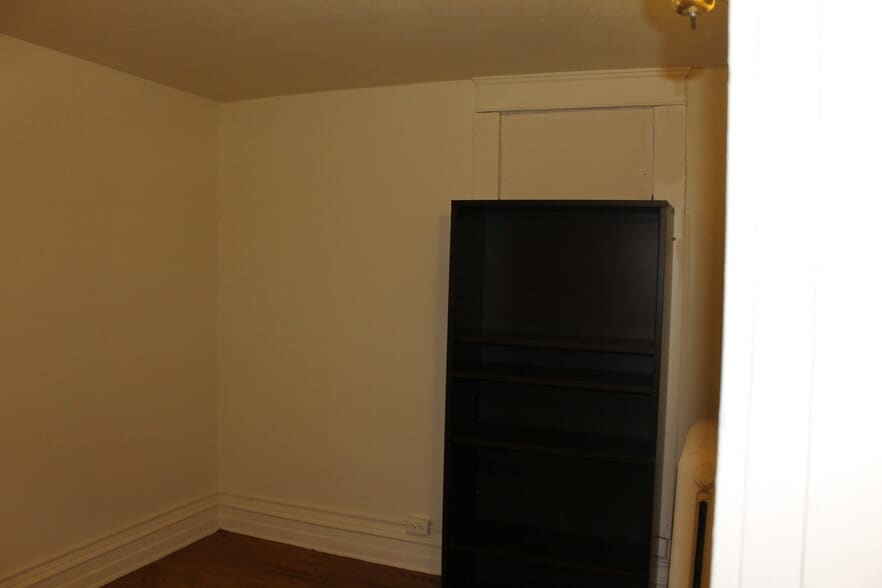 Building Photo - 457 W 8th St