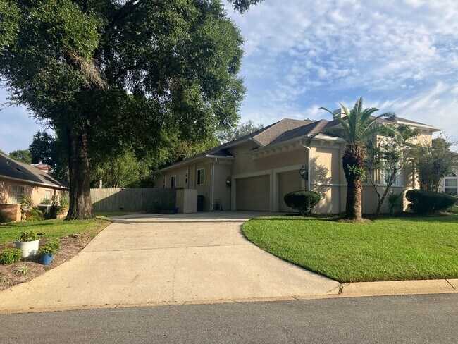 Building Photo - Beautiful 5 Bed/3 Bath Golf Course Communi...