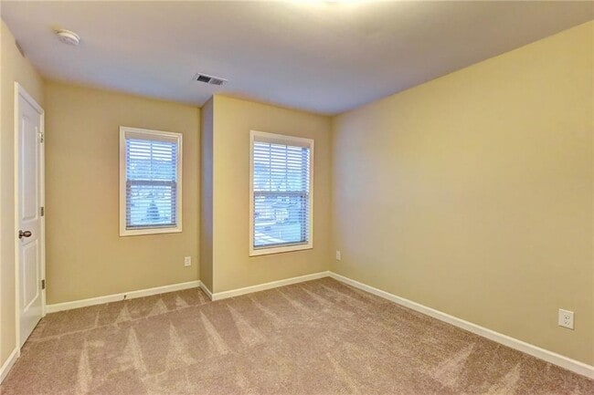 Building Photo - 1075 Hampton Oaks Dr