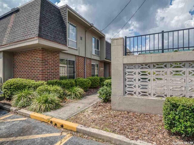 Building Photo - 1700 SW 16th Ct