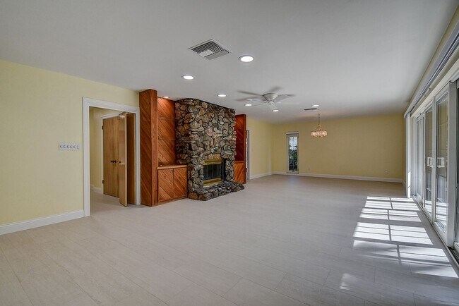 Building Photo - Luxurious 4 bedroom, 3 bath pool home.