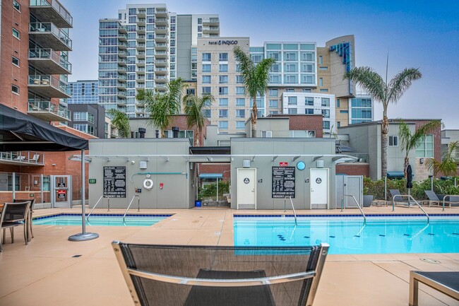 Building Photo - Modern Townhome Living in the Heart of Dow...