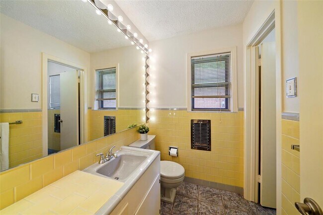Building Photo - 6218 Wynnwood Ln