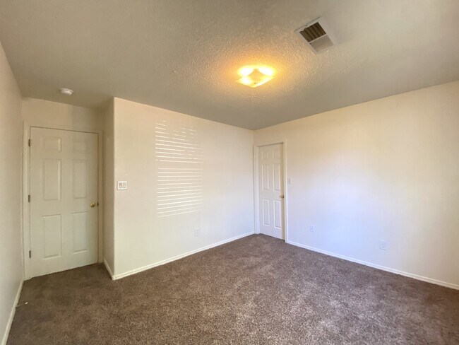 Building Photo - Spacious 3BR/2Bath/2Living - 1 Car Garage