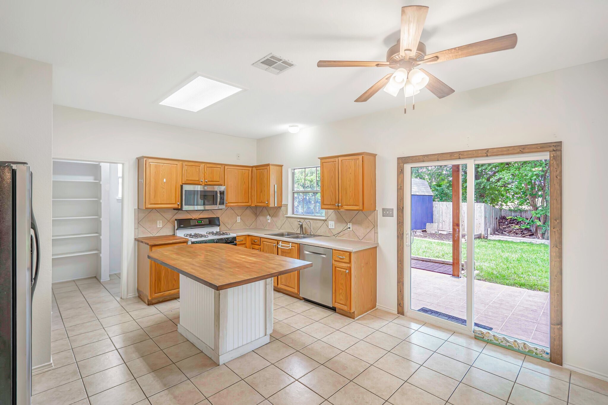 Building Photo - 1622 Abbey Ln