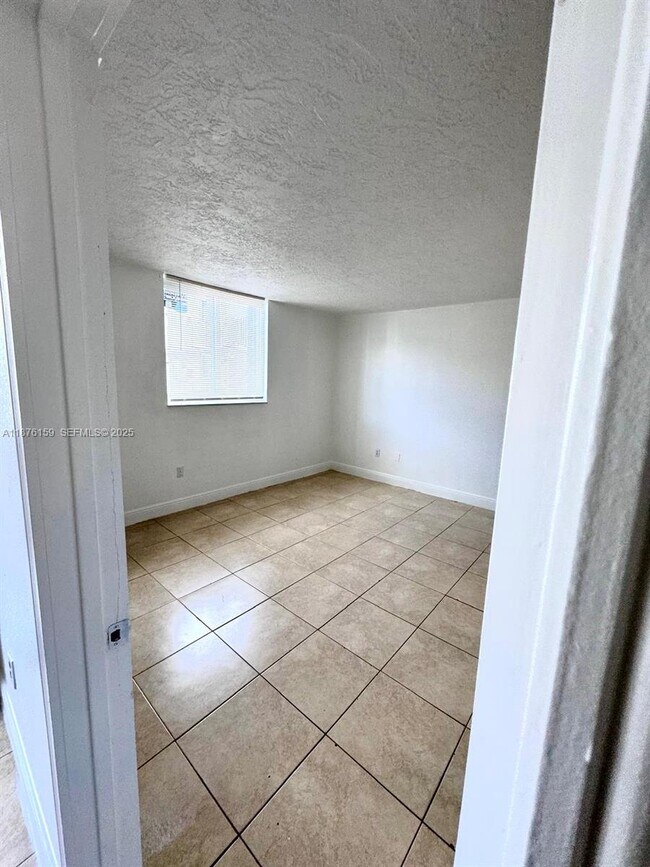 Building Photo - 10090 NW 80th Ct