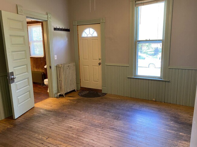 Building Photo - In the Heart of Dinkytown - Amazing 6 bedroom Victorian Rental Home,  Fall 2026!