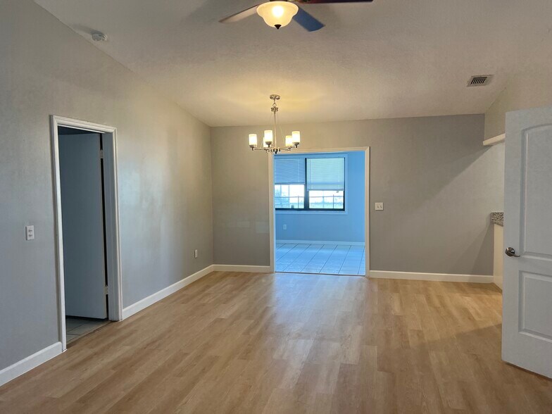living/dining area - 431 NW Fairfax Ave
