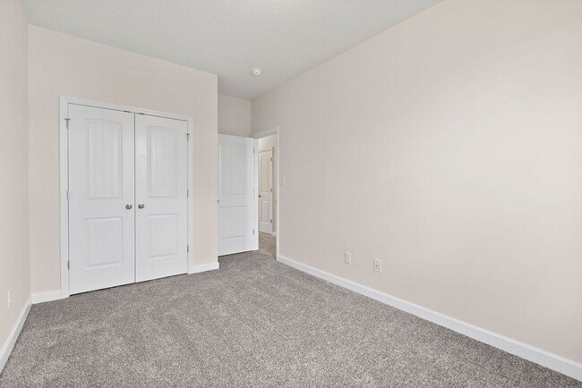 Building Photo - Stunning Townhome!