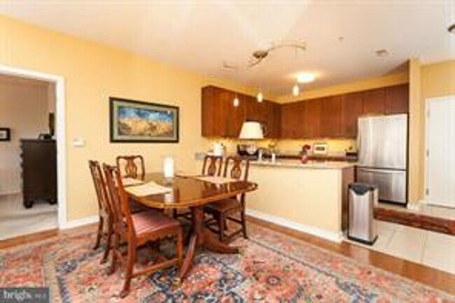 Building Photo - 2026/2027 Gorgeous Village Lofts 2bd plus ...