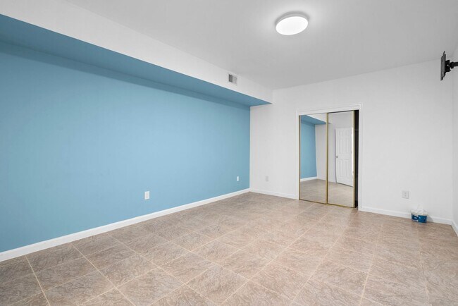 Building Photo - 13111 Venetian Rd