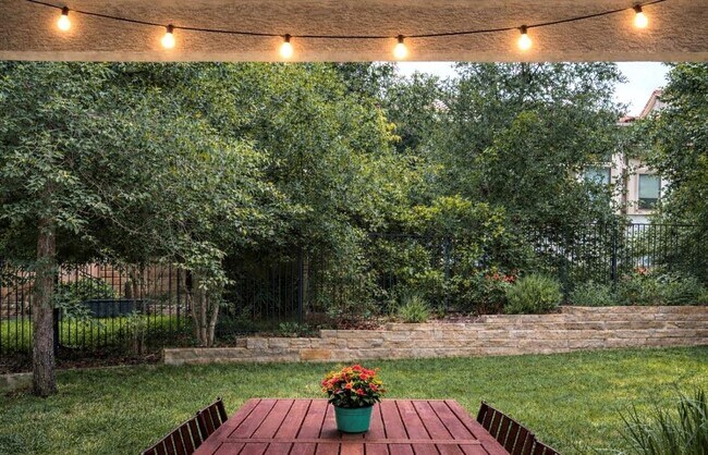 Building Photo - 403 Indianwood Dr