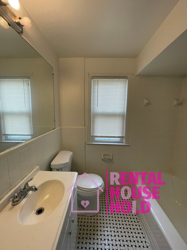 Building Photo - ~ 3 BEDROOM | 1 BATH | FREE PRE SCREEN