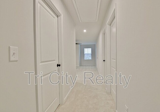 Building Photo - 504 Albertson Ave