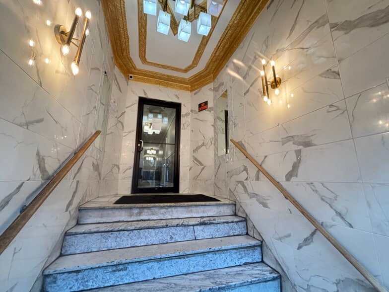 Building Photo - 328 61st St