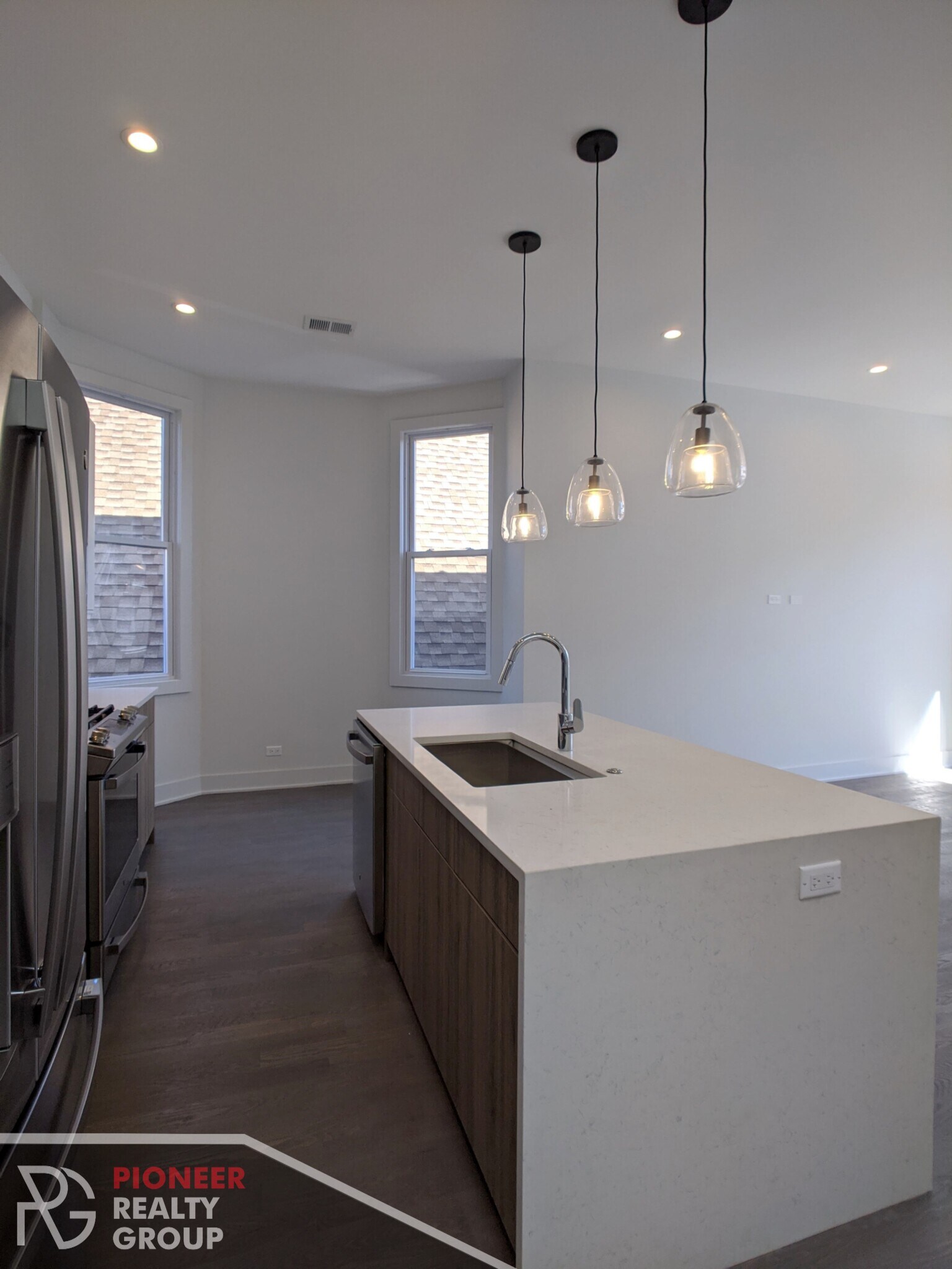 Building Photo - 2120 W Belmont Ave