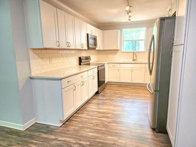 Building Photo - Stunning 4/2 Redecorated Home Close to I-110!