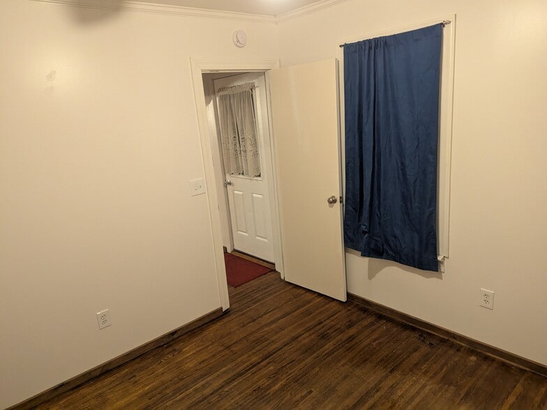 1st Floor Bed 3 - 8 Charles Ave