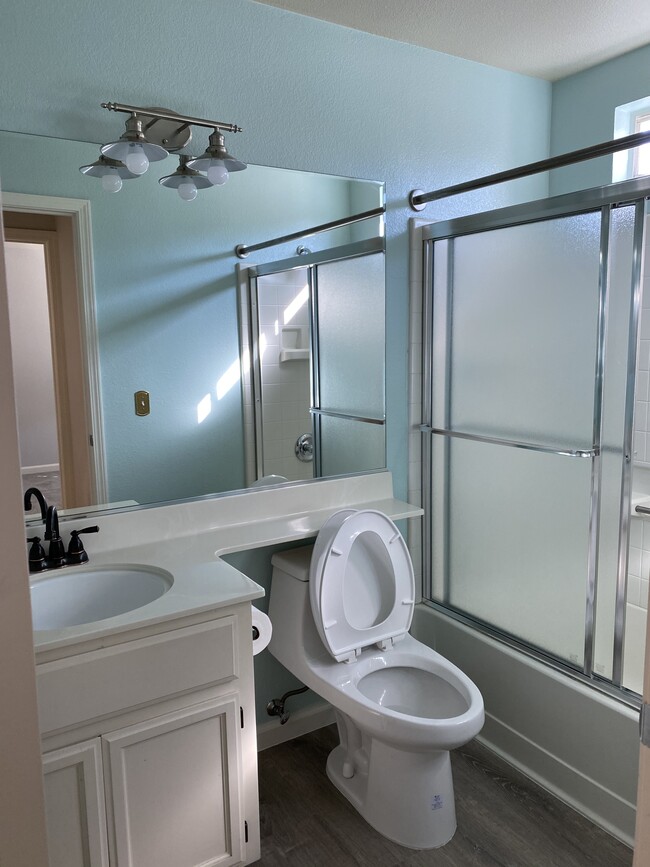 Guest Bathroom - 5926 Eastman Lake Dr