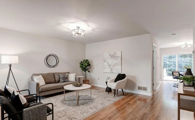 Building Photo - 352 Deerfield Dr