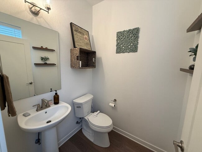 Building Photo - Beautiful 3 Bed/2.5 Bath Townhome - NE Bend