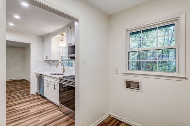 Building Photo - Private Home on Spacious Lot in Browns Sum...