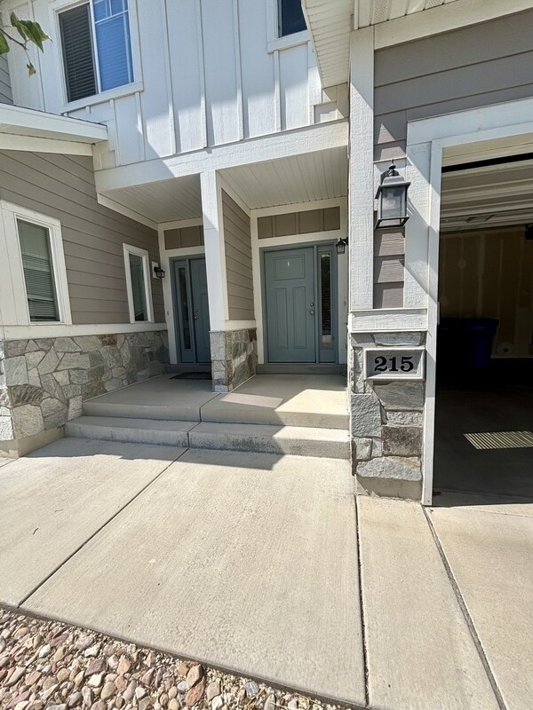 Building Photo - 215 1135 S