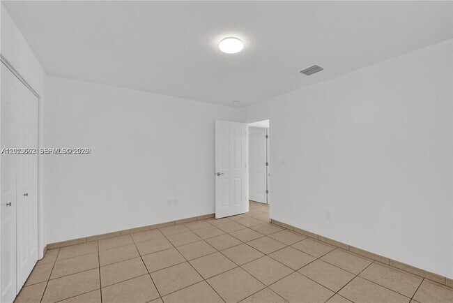 Building Photo - 2747 SW 17th St