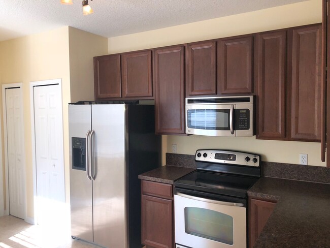 Building Photo - 3 BEDROOM 2.5 BATH TOWNHOME FOR RENT - wal...