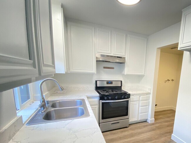 Building Photo - Beautiful 2 bed 2.5 Bath, Newport Beach