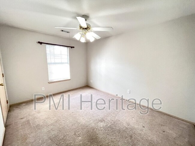 Building Photo - 884 N Daisy Ln