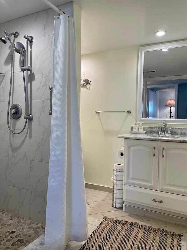 Building Photo - 4775 Cove Cir