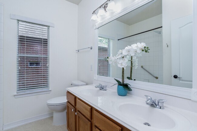 Building Photo - 28610 Hidden Cove Dr