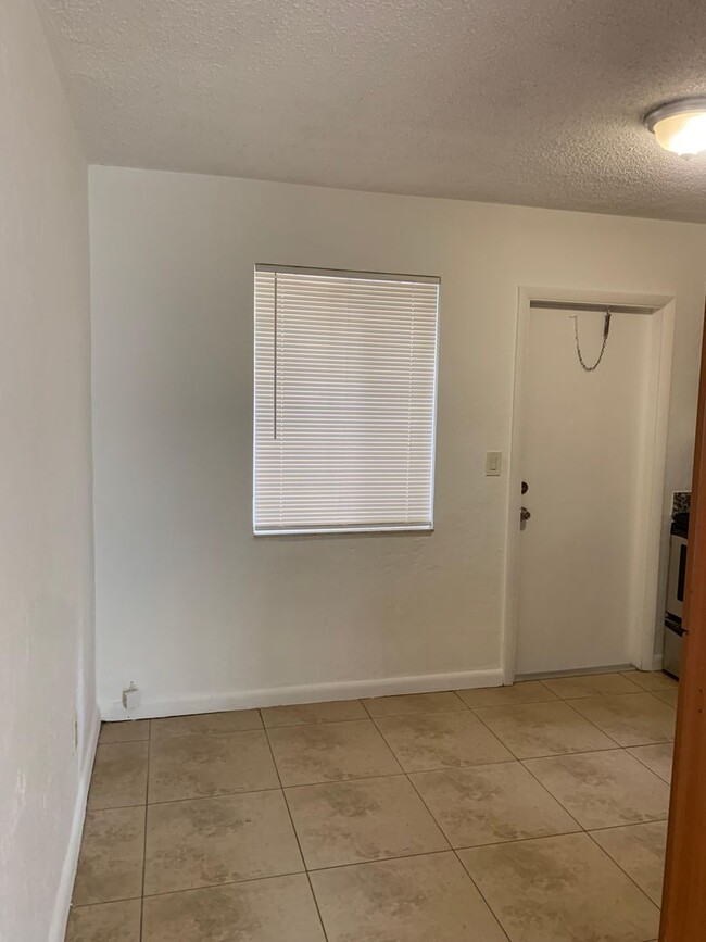 Building Photo - 2 Bedrooms in Hallandale Beach