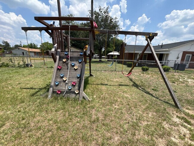 Building Photo - 2668 Vernon Dr