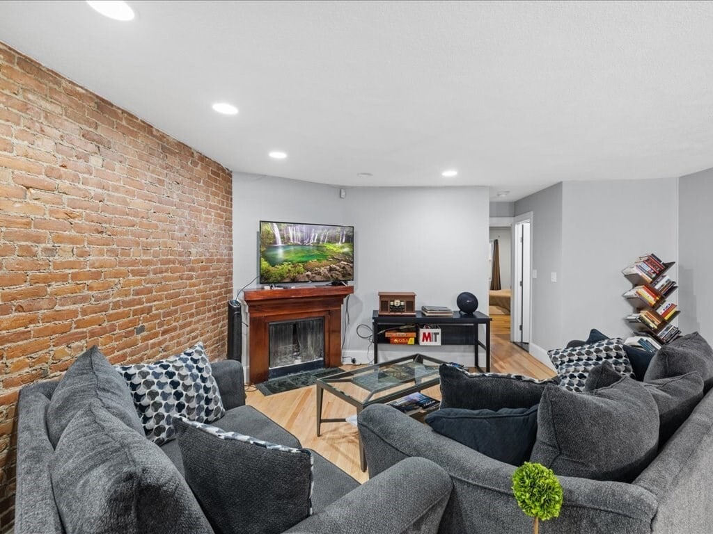 Building Photo - 407 Marlborough St