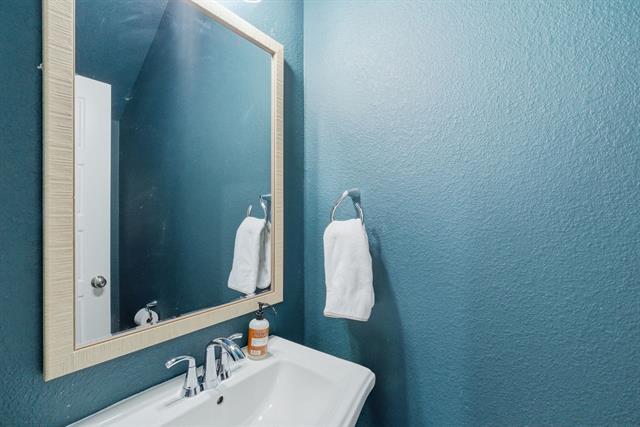 Building Photo - 14404 Balmoral Pl