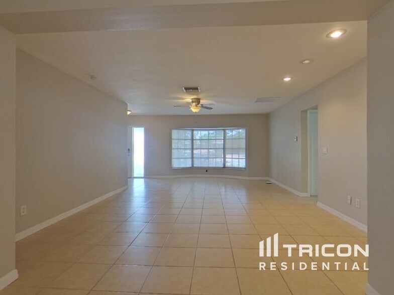 Building Photo - 2131 Greenbriar Blvd