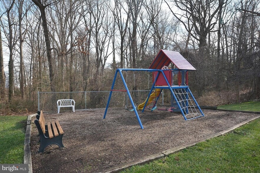 Building Photo - 3874 Lyndhurst Dr