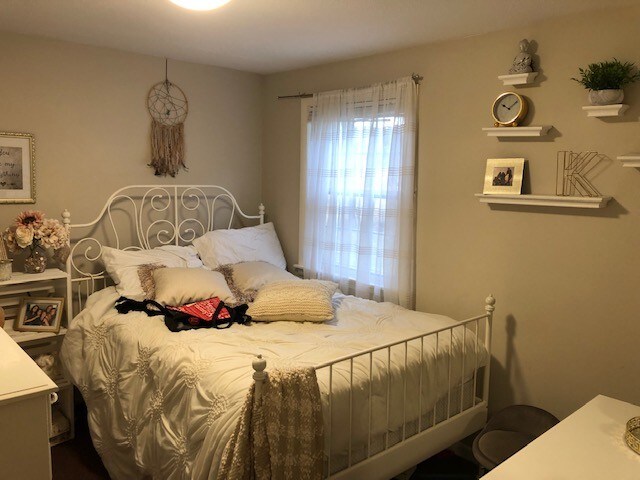 Building Photo - 40 Hobart Ln