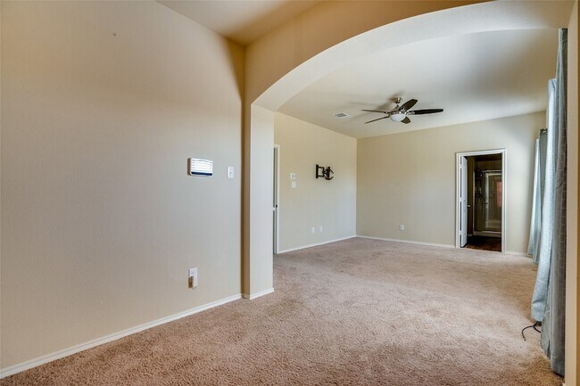 Building Photo - 301 Plum Dr