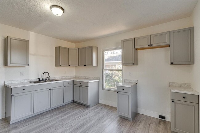 Building Photo - 2210 Milne St